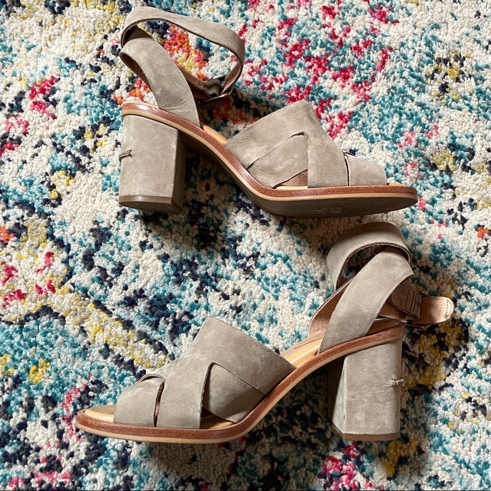 Ugg “Sandra” Heeled Sandal - Picture 9 of 10